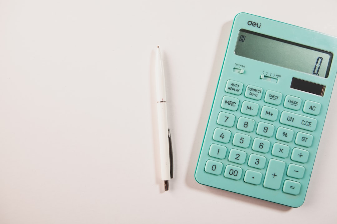 Homeowner reviewing whether to refinance an existing Spanish mortgage